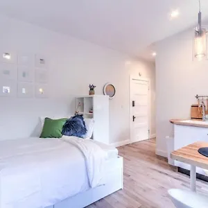  Apartment Miraculously Modern In A Vintage Shell Midtown